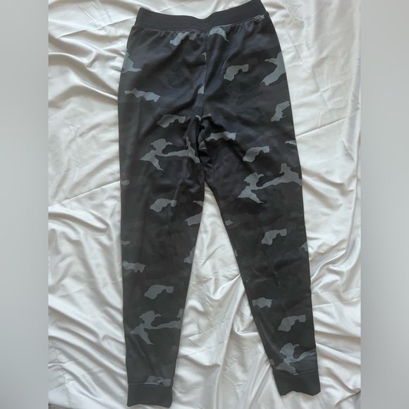 Under Armour Youth boys L camo print loose fit joggers. - Picture 3 of 5